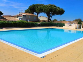 Villa Mitoyenne avec Terrasse, Piscine et Parking à Proximité de la Plage et du Centre - FR-1-607-27